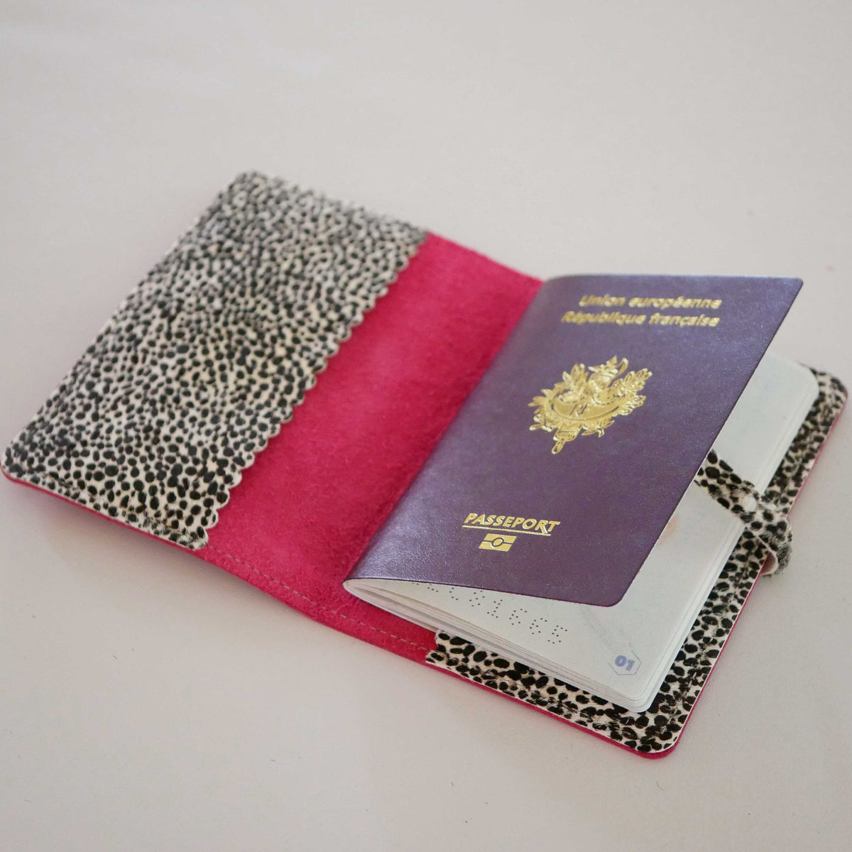 Protège-passeport en cuir personnalisable
