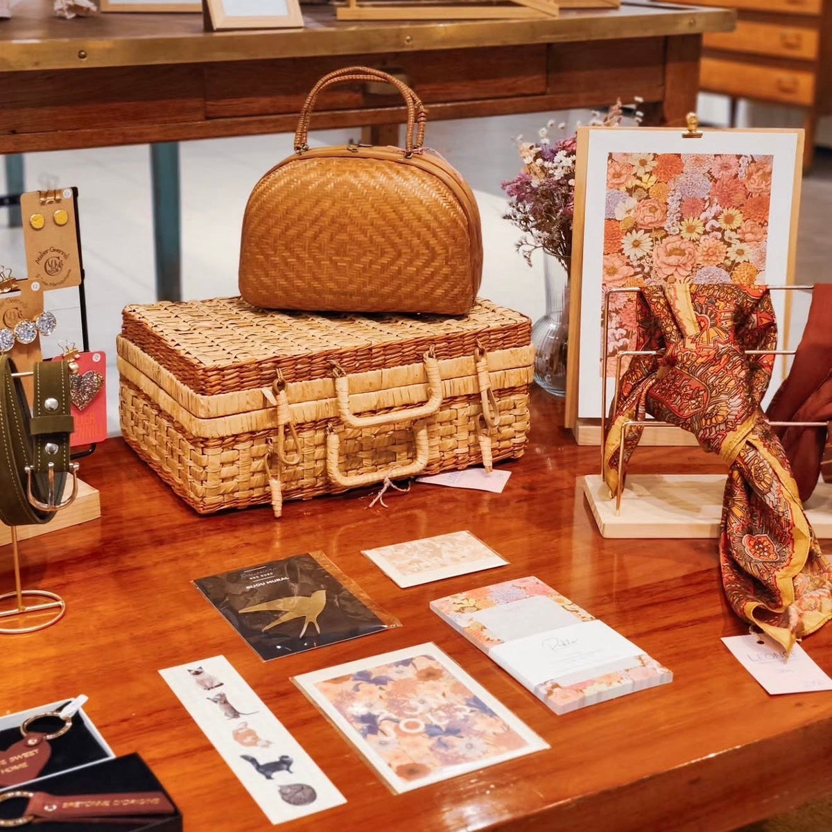 Présentoir de créations artisanales dans la boutique éphémère Chez Fan Fan, au centre commercial de la Visitation à Rennes.