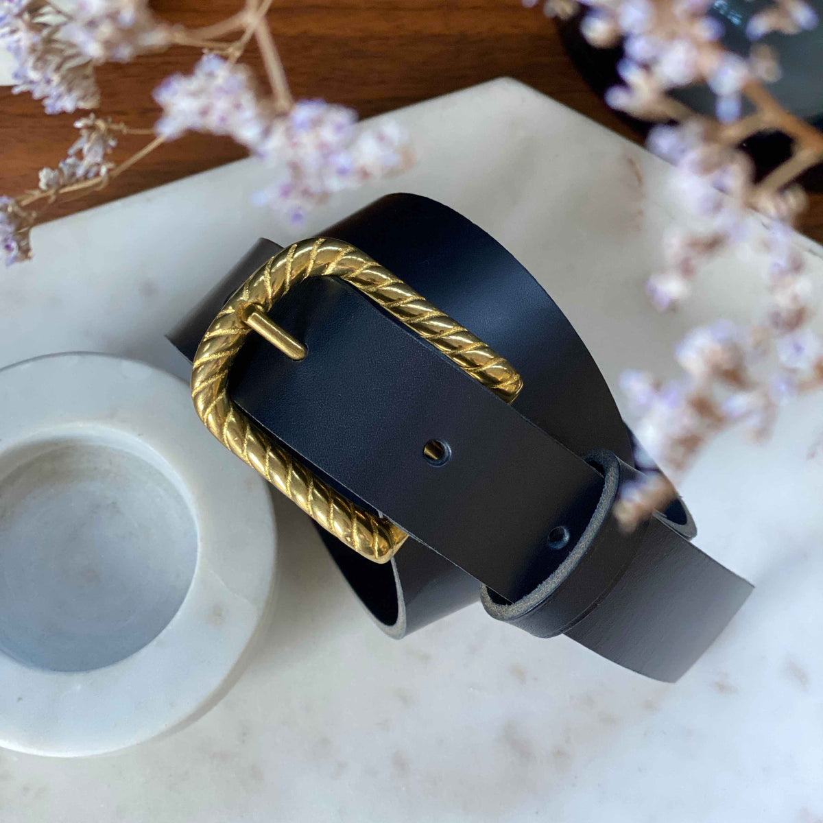 Ceinture femme Germaine large en cuir – Boucle torsadée