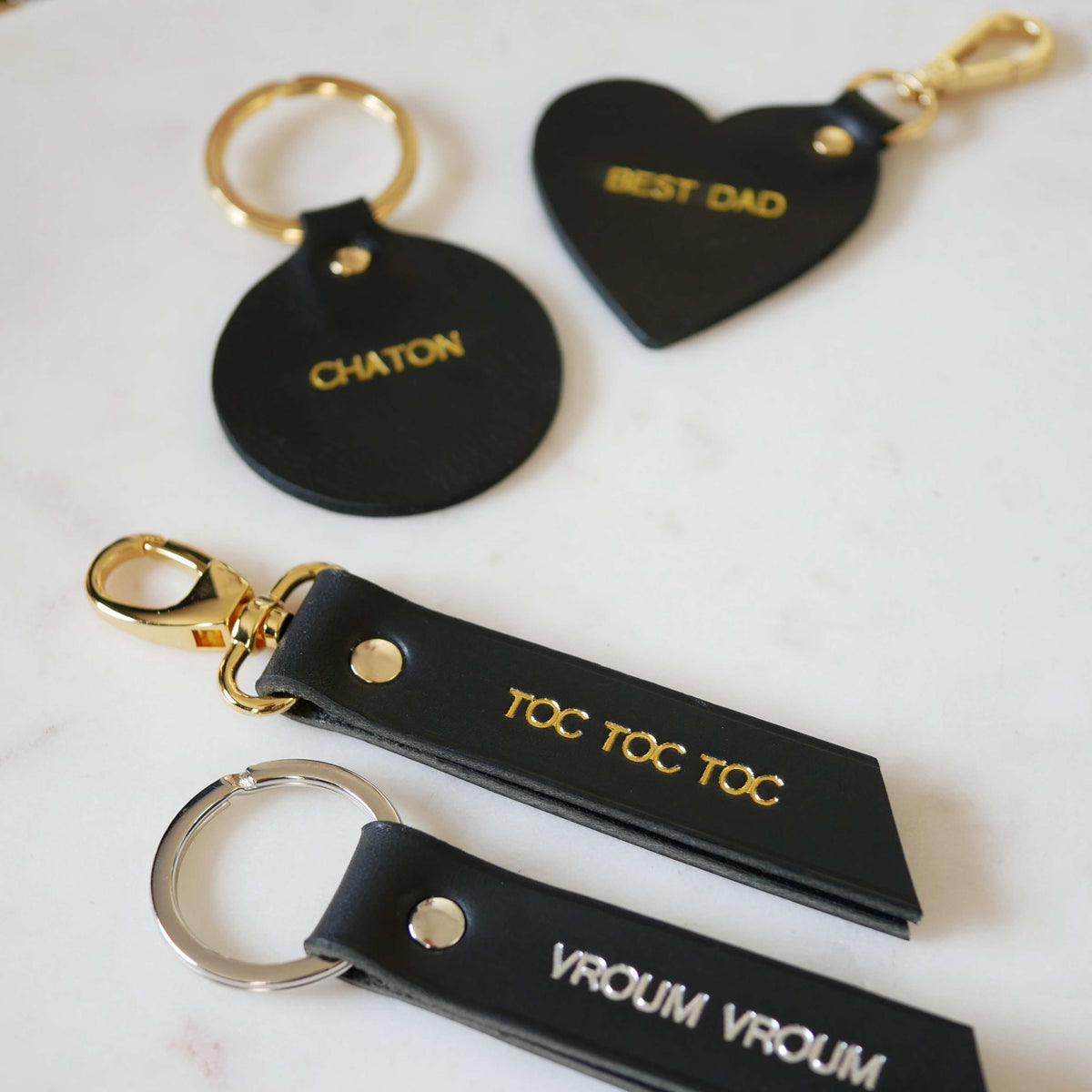 Porte clés en cuir à personnaliser forme ruban rond ou coeur
