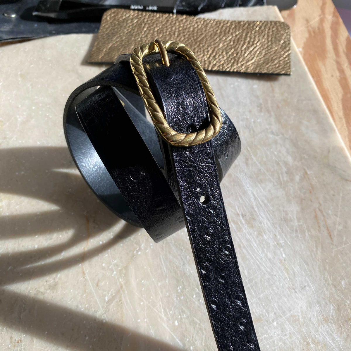 Ceinture fine femme Louise en cuir – Boucle torsadée, 2 cm