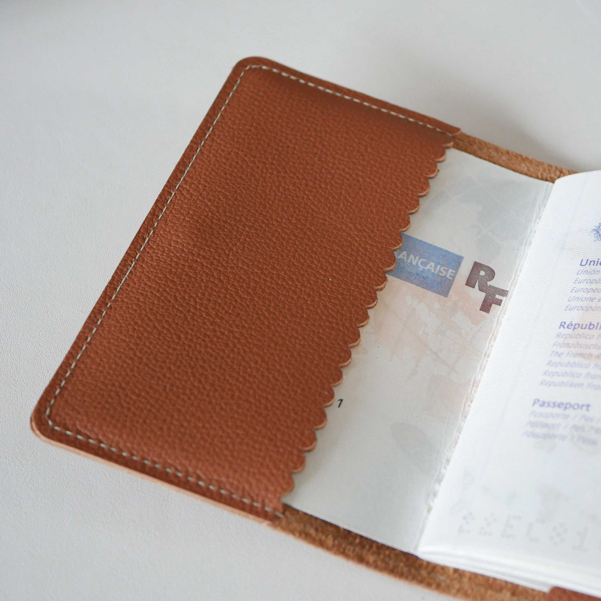 Protège-passeport en cuir personnalisable