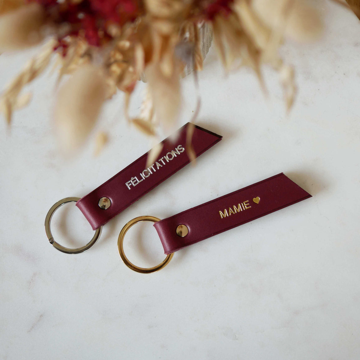 Porte-clés RUBAN Atelier Guillocher en cuir bordeaux avec marquage personnalisé doré et argenté