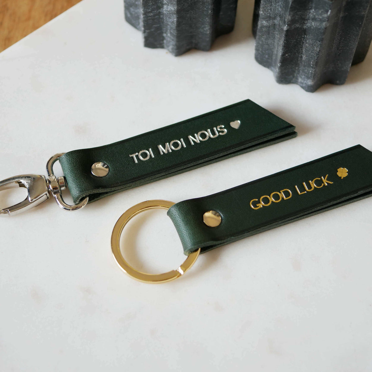 Porte-clés Atelier Guillocher en cuir vert tannage végétal avec marquage personnalisé doré et argenté
